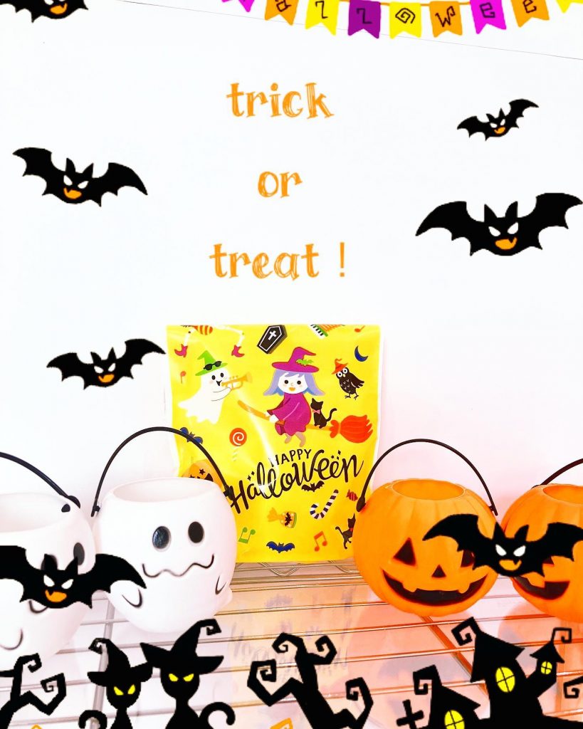 …「trick or treat️」.10月にご来店された方にはハロウィンにちなんでお菓子をプレゼント♫.仮装しても、しなくても、ハロウィン気分を楽しみましょう♫お子さまには特別なお菓子も…️♫.