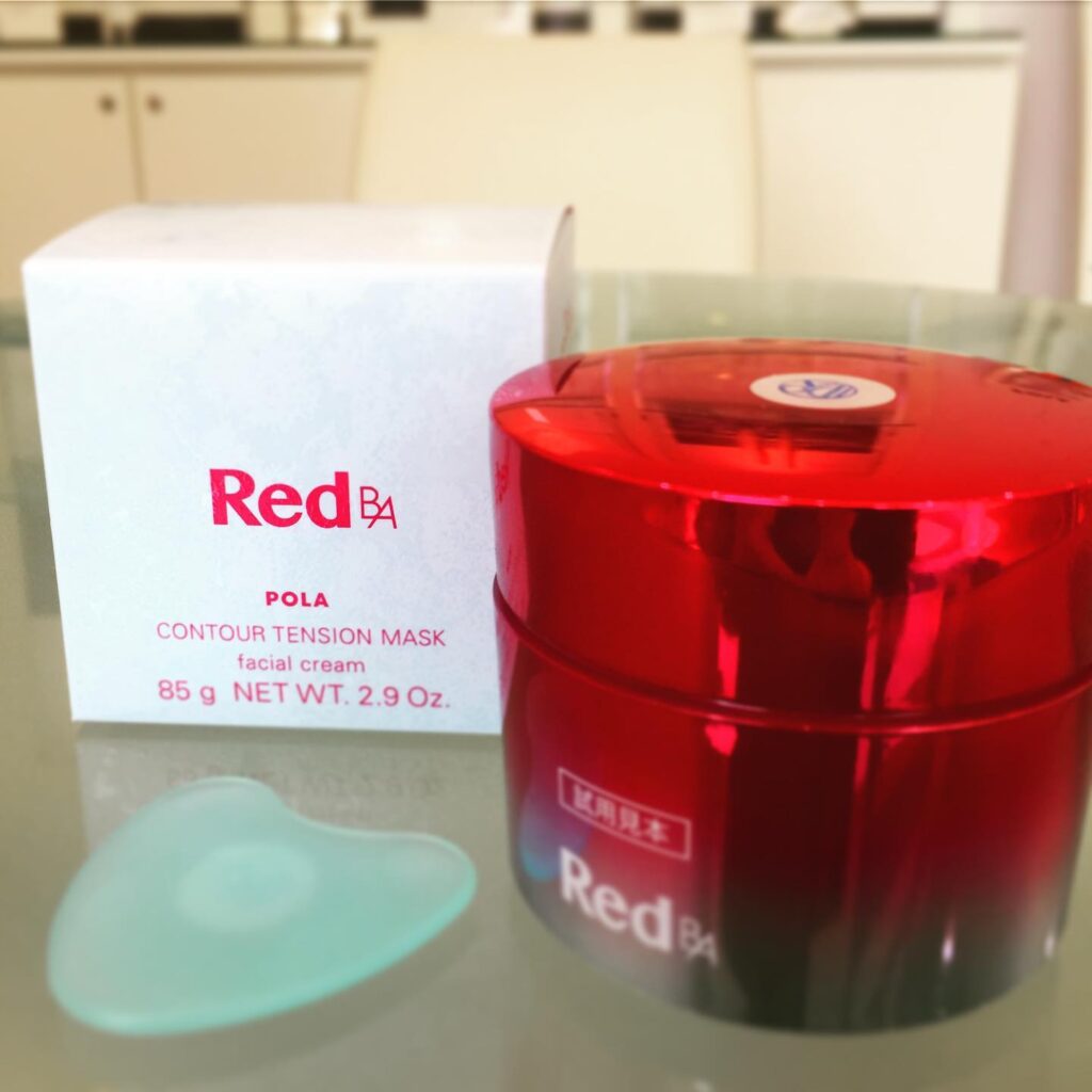 RedB.Aコントゥアテンションマスクのご紹介♬私がお気に入りの商品です️ これでマッサージして就寝すると、翌朝顔がスッキリつやつや🥰周りからも「昨日やったでしょ！」と気づかれるぐらい変化がみえるんです そして、最近気づいたのが付属のスパチュラが優秀であることこれで毎日顔をなぞるだけで、たるみがスッキリします。